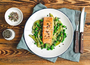 Baked salmon with spinach pasta and green peas