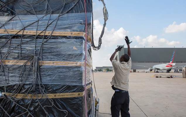 Unloading consolidated, destination-labelled pallets at airport